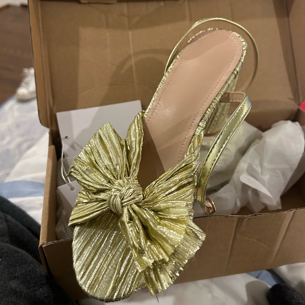 LUXEDRESS HEELS new with tag never worn